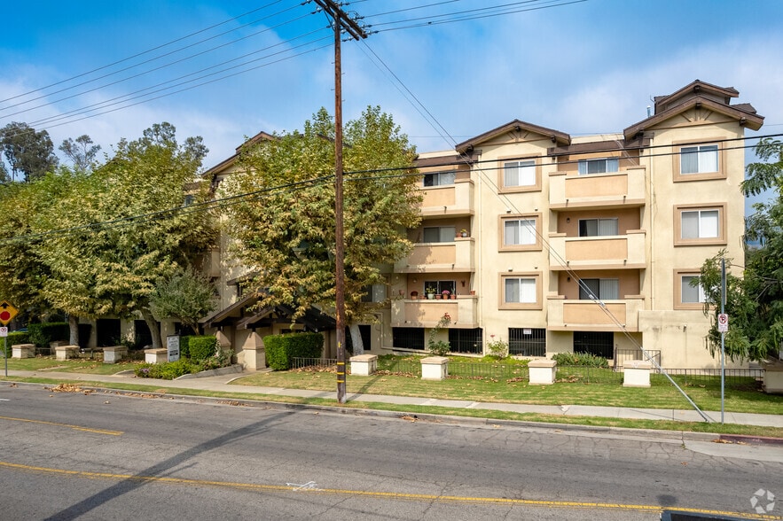 1615 Yosemite Dr, Los Angeles, CA for sale - Primary Photo - Image 1 of 5