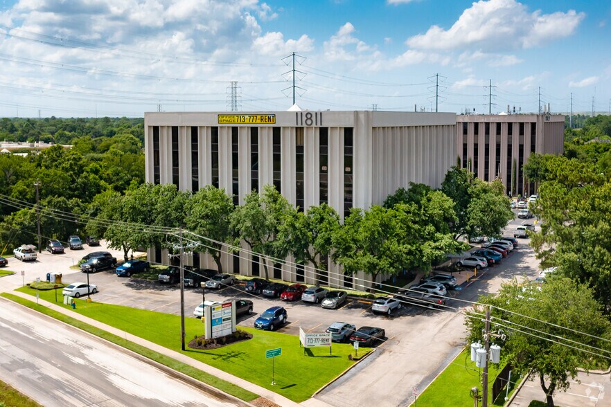 11811 East Fwy, Houston, TX à louer - Photo du bâtiment - Image 1 de 5
