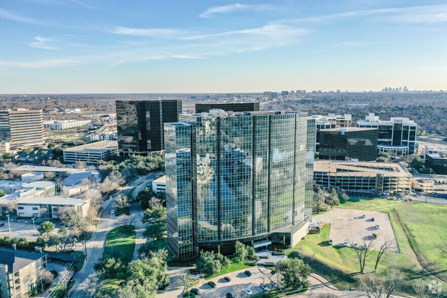 12377 Merit Dr, Dallas, TX à louer - Photo du bâtiment - Image 3 de 51