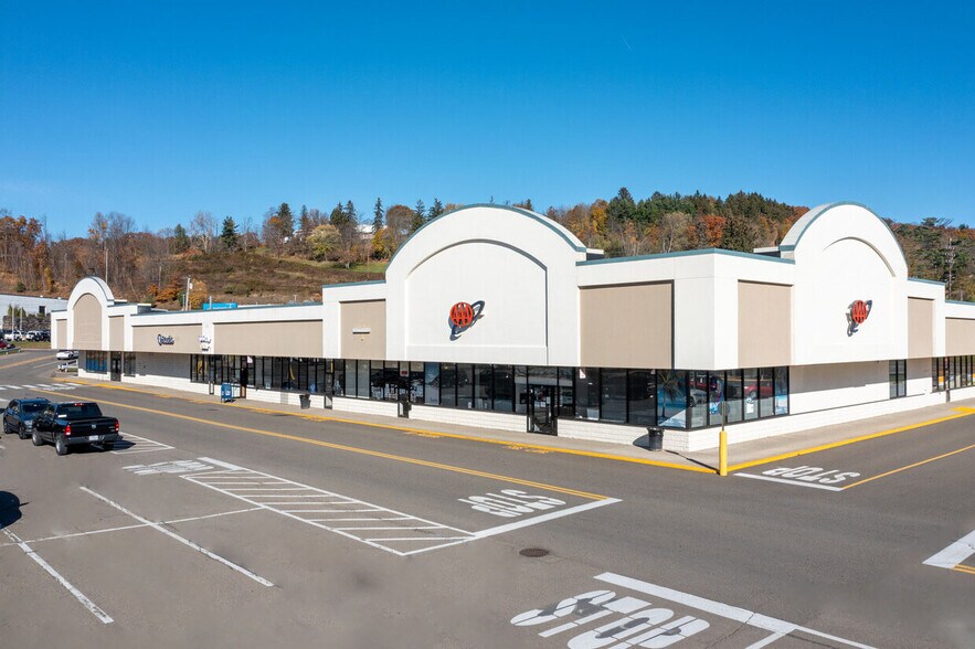 3701 Vestal Pky E, Vestal Township, NY à louer - Photo du bâtiment - Image 3 de 9