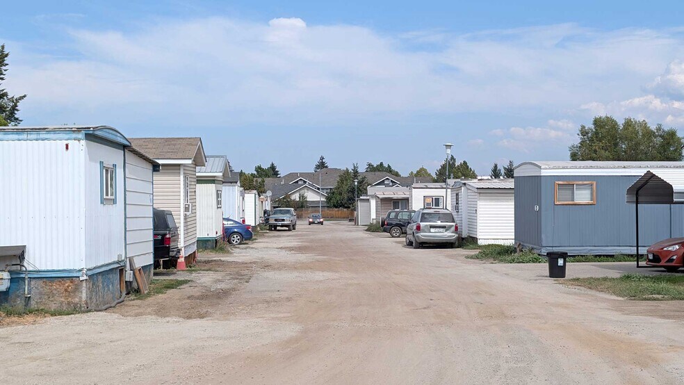 2025 N 10th St, Cranbrook, BC à vendre - Photo du bâtiment - Image 2 de 22