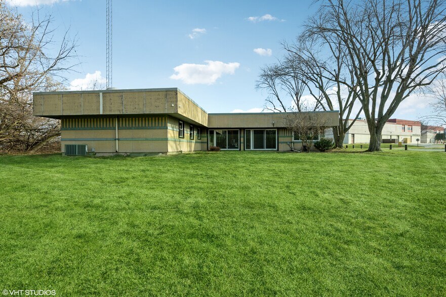 711 N 1st St, Dekalb, IL à louer - Photo du bâtiment - Image 3 de 42