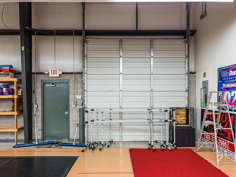 8039-8055 Warwick Ave, Louisville, KY for lease - Interior Photo - Image 2 of 4