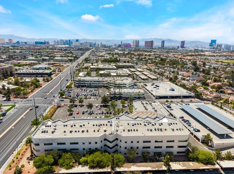 2110 E Flamingo Rd, Las Vegas, NV à louer - Photo du bâtiment - Image 2 de 7