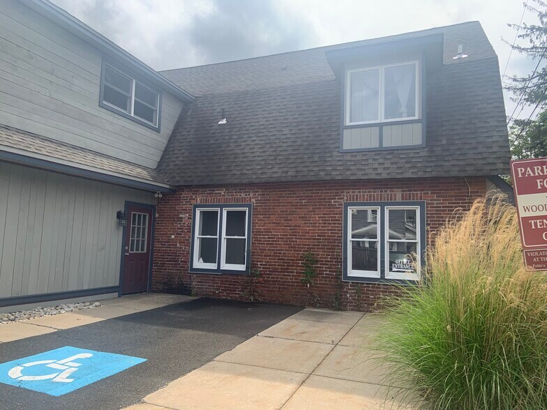 242 Wood St, Doylestown, PA à vendre - Photo du bâtiment - Image 2 de 8