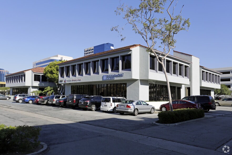 2082 Business Center Dr, Irvine, CA à louer - Photo du bâtiment - Image 2 de 4