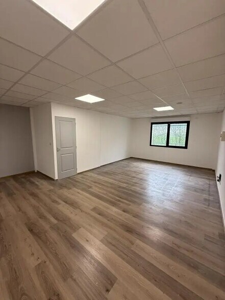 5 Avenue Lionel Terray, Meyzieu for lease - Interior Photo - Image 3 of 4