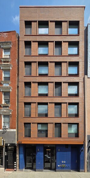 204 Avenue A, New York, NY à louer - Photo du bâtiment - Image 2 de 2