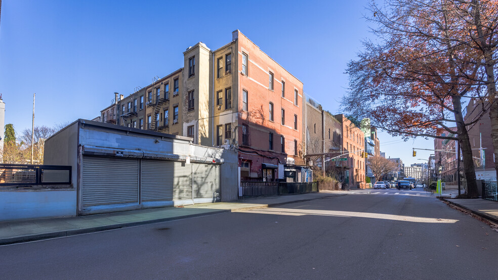 Bedford Ave portfolio of 2 properties for sale on LoopNet.ca - Building Photo - Image 2 of 14