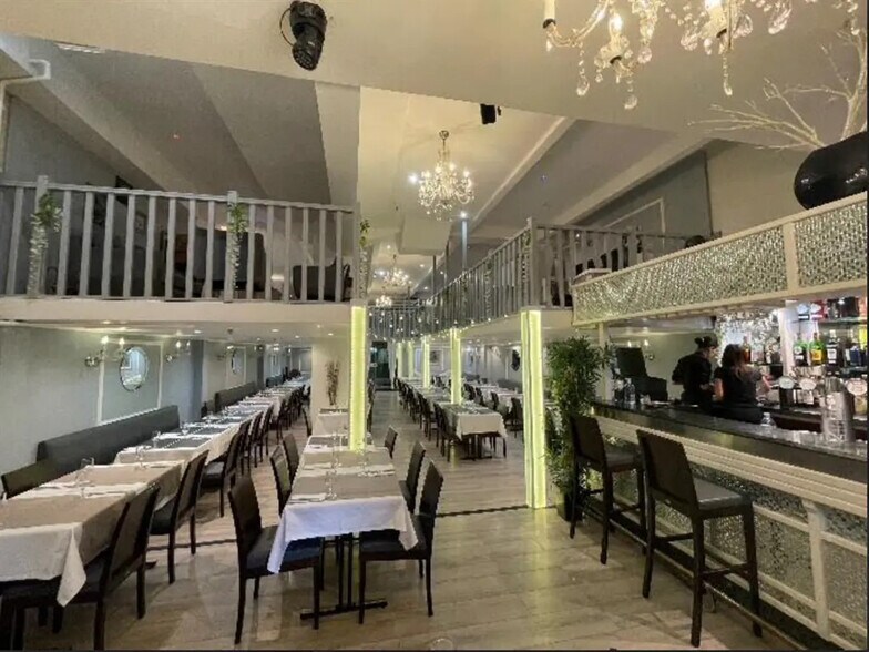 Retail in Courbevoie for lease - Interior Photo - Image 1 of 4