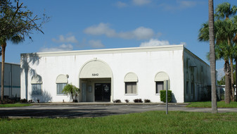 5842 Corporation Cir, Fort Myers FL - Entrepôt