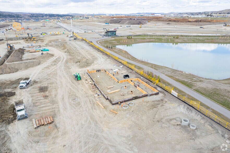 264 Park St, Cochrane, AB à louer - Photo du bâtiment - Image 3 de 7