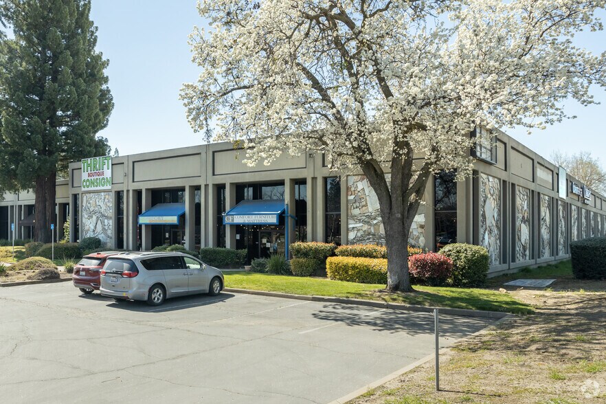 11415 Folsom Blvd, Rancho Cordova, CA à louer - Photo du bâtiment - Image 3 de 10