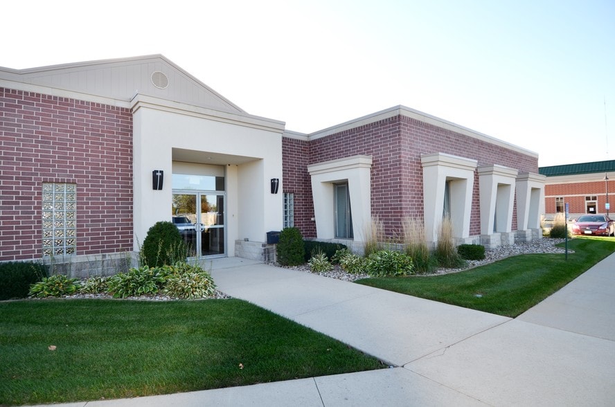 1065-1067 N Center Point Rd, Hiawatha, IA à vendre - Photo du bâtiment - Image 3 de 8