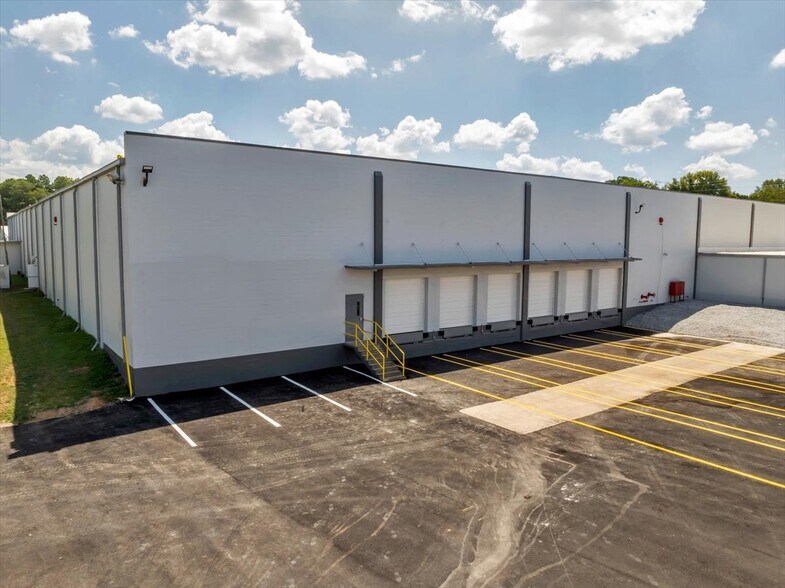 206 Mathews St, Barnesville, GA à louer - Photo du bâtiment - Image 3 de 23