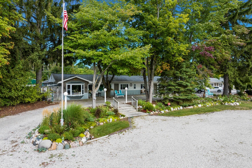 4871 US-31, Eastport, MI à vendre - Photo du bâtiment - Image 2 de 68