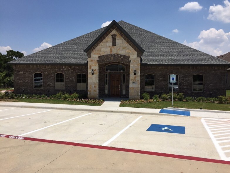 8213 Mid Cities Blvd, North Richland Hills, TX for lease - Primary Photo - Image 1 of 2