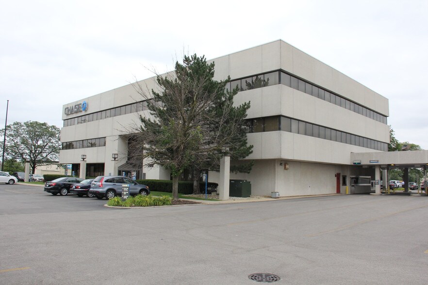 7501 Lemont Rd, Woodridge, IL à louer - Photo du bâtiment - Image 2 de 9