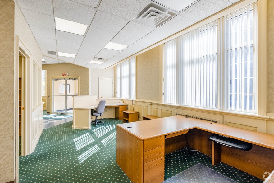 932 Diamond Park, Meadville, PA for sale - Interior Photo - Image 3 of 13