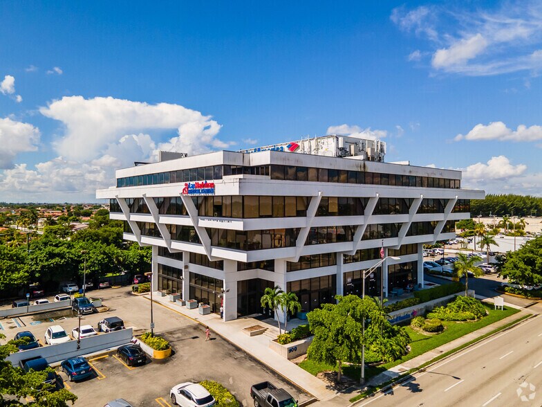 900 W 49th St, Hialeah, FL à louer - Photo du bâtiment - Image 1 de 35