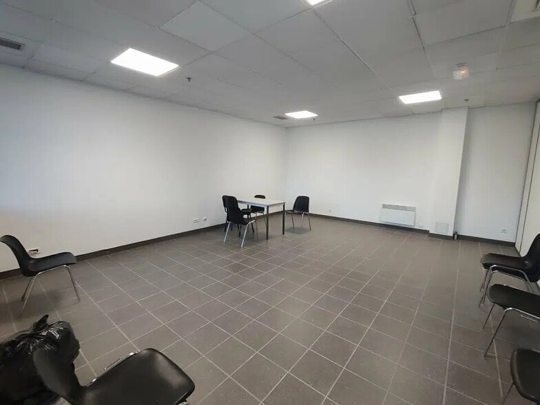 Office in Saint-Quentin-Fallavier for lease - Building Photo - Image 3 of 3