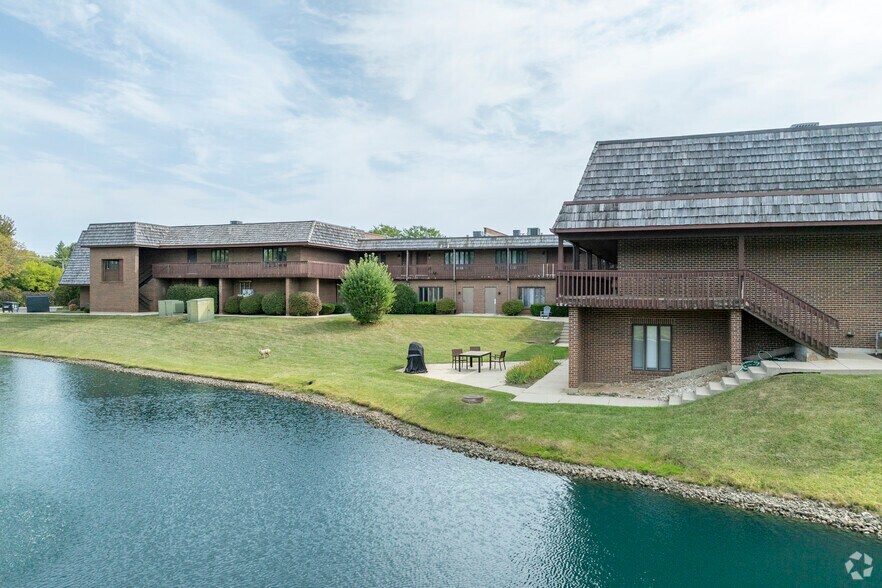 100 N Atkinson Rd, Grayslake, IL à louer - Photo du bâtiment - Image 2 de 5