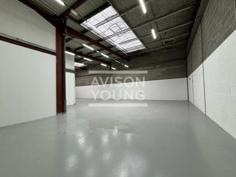 Flex in Le Thillay for lease - Interior Photo - Image 3 of 4