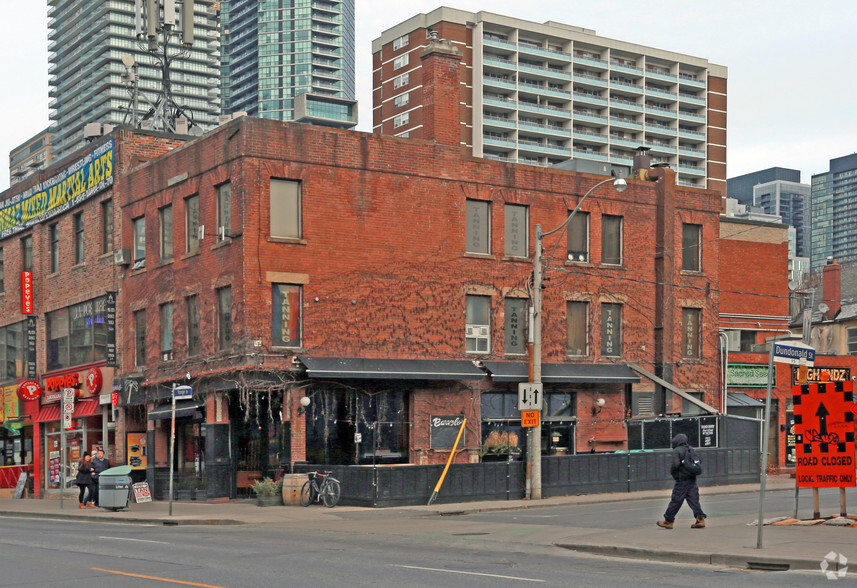 587 Yonge St, Toronto, ON à louer - Photo principale - Image 1 de 2