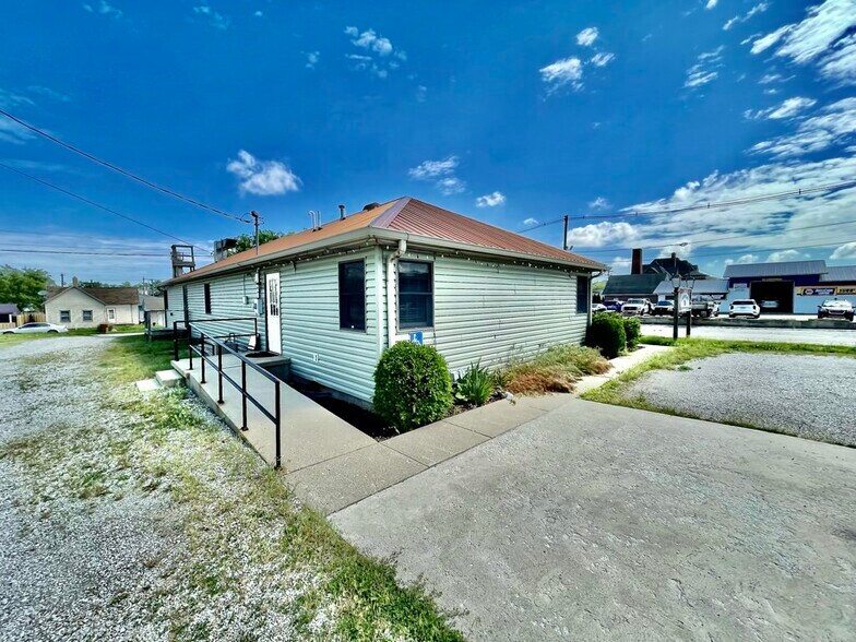 211 N Walnut St, Crawfordsville, IN for lease - Building Photo - Image 2 of 8