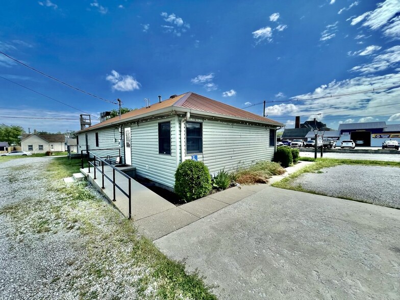 211 N Walnut St, Crawfordsville, IN à louer - Photo du bâtiment - Image 2 de 8