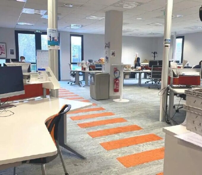 300 Allée Des Hêtres, Limonest for lease - Interior Photo - Image 2 of 9