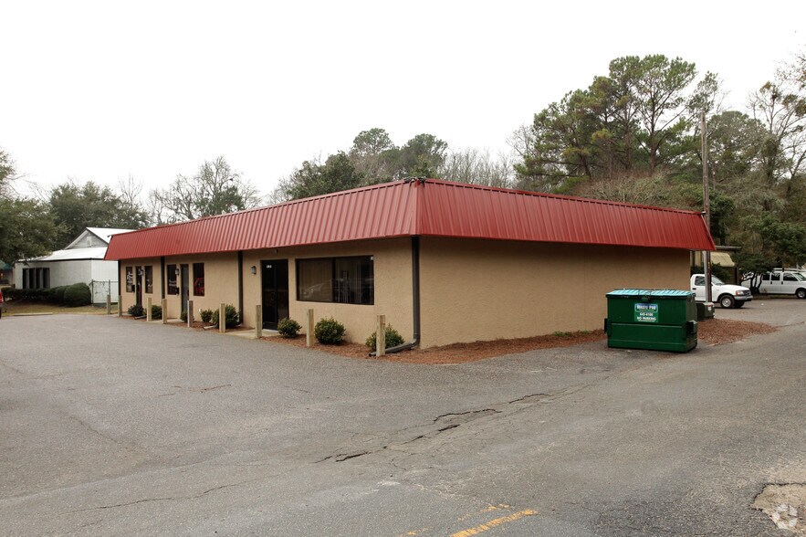 130 Mathews Dr, Hilton Head Island, SC à vendre - Photo du bâtiment - Image 2 de 4