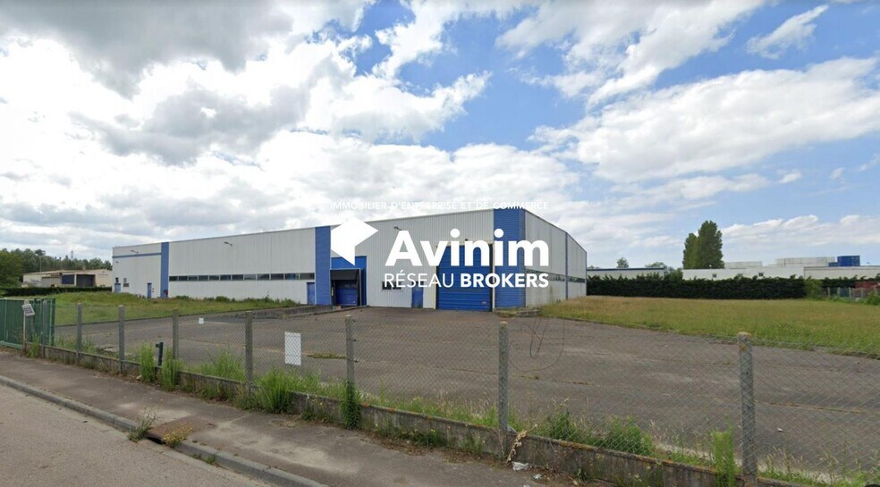 Industrial in Sandouville for lease - Building Photo - Image 2 of 8