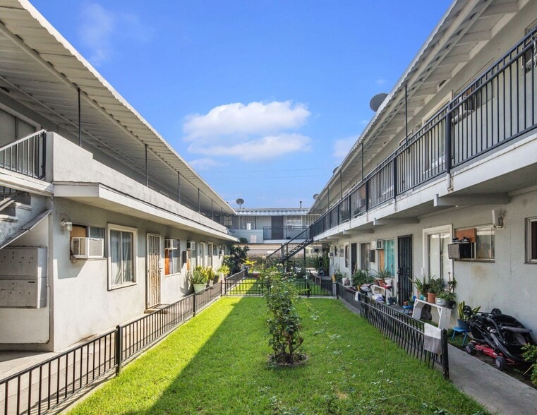 902 E 17th St, Santa Ana, CA for sale - Building Photo - Image 3 of 14