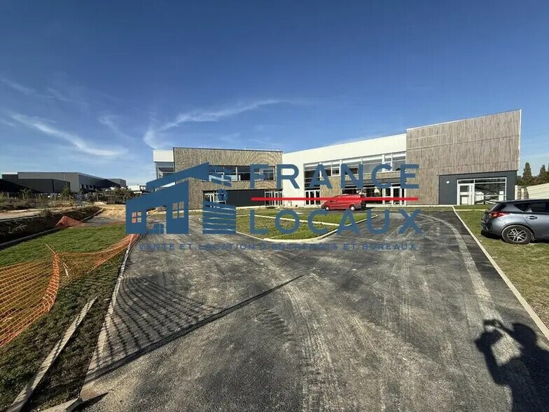 2 Avenue Du Noyer À La Malice, Louvres for sale - Building Photo - Image 3 of 12