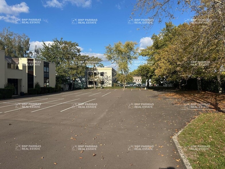 Industrial in Lisses for lease - Building Photo - Image 2 of 11