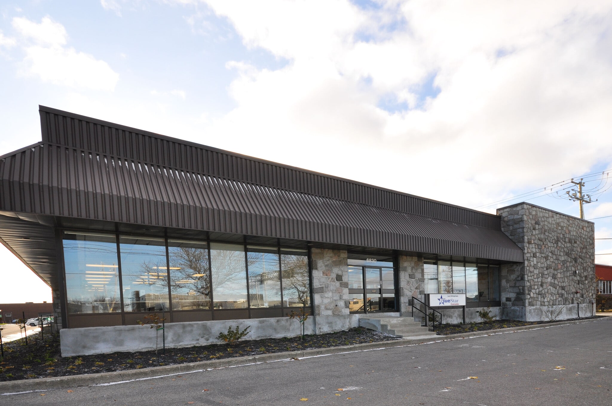 6830-6848 Ch de la Côte-de-Liesse, Montréal, QC for lease Building Photo- Image 1 of 8