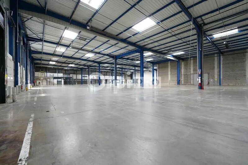 Industrial in Miribel for lease - Building Photo - Image 2 of 12