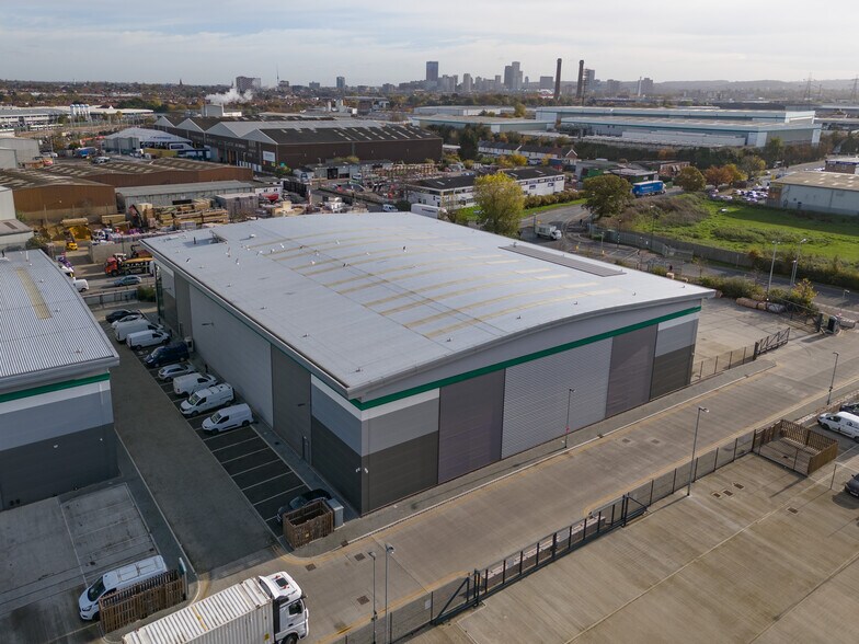 Beddington Ln, Croydon à louer - Photo du bâtiment - Image 3 de 17