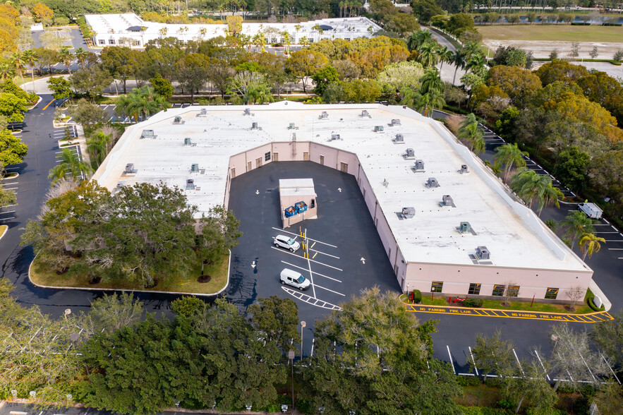 3265 Meridian Pkwy, Weston, FL for lease - Building Photo - Image 3 of 16