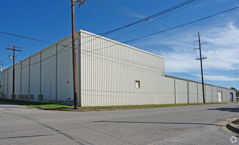 1075 N M L King Jr Pky, Beaumont, TX à louer - Photo du bâtiment - Image 1 de 1