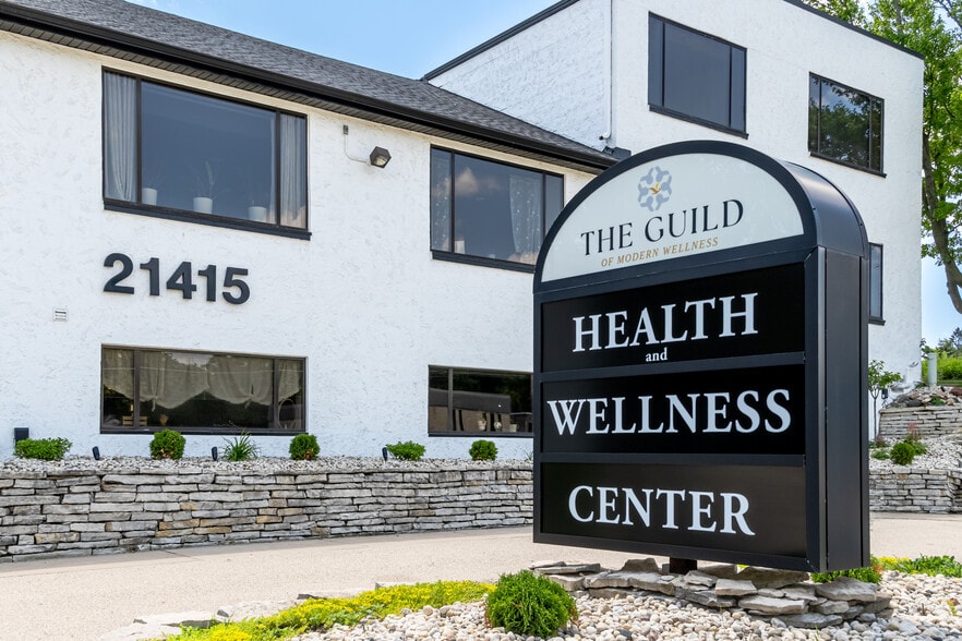 21415 W Greenfield Ave, New Berlin, WI for lease - Building Photo - Image 3 of 9