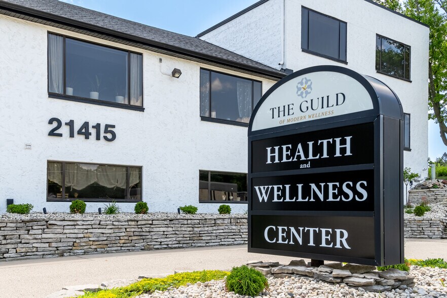 21415 W Greenfield Ave, New Berlin, WI à louer - Photo du bâtiment - Image 3 de 9