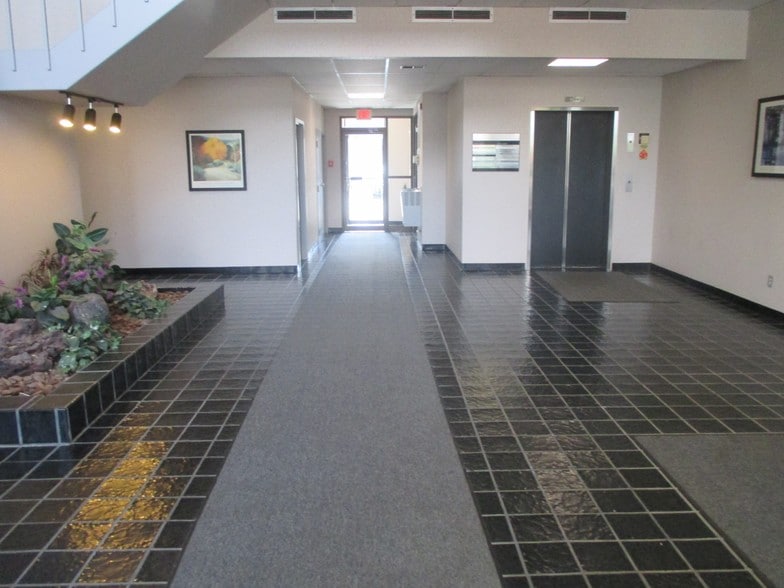 1446 Reynolds Rd, Maumee, OH à louer - Hall d’entrée - Image 2 de 7