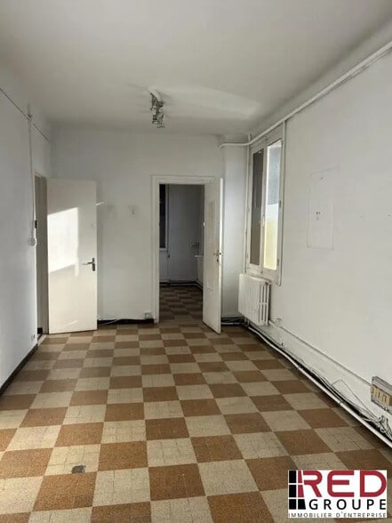 Office in Venelles for lease - Interior Photo - Image 2 of 3