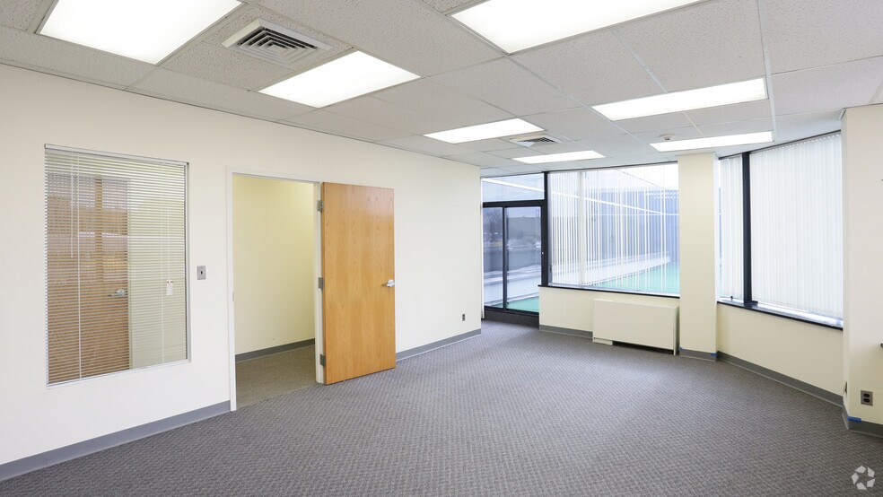 1979 Marcus Ave, Lake Success, NY à louer - Photo intérieure - Image 3 de 16