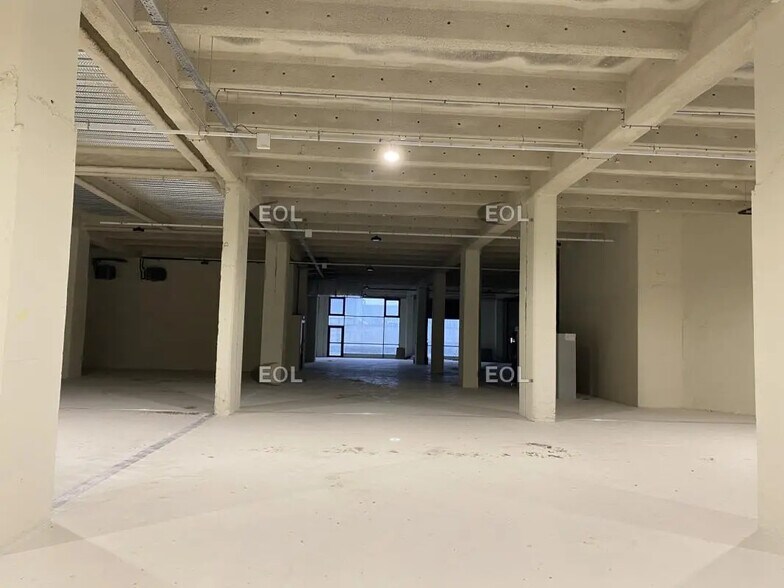 Flex in Colombes for lease - Interior Photo - Image 3 of 12