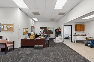 8116-8144 Deering Ave, Canoga Park, CA à louer Photo intérieure- Image 2 de 9