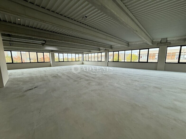 Retail in Collégien for lease - Building Photo - Image 2 of 12