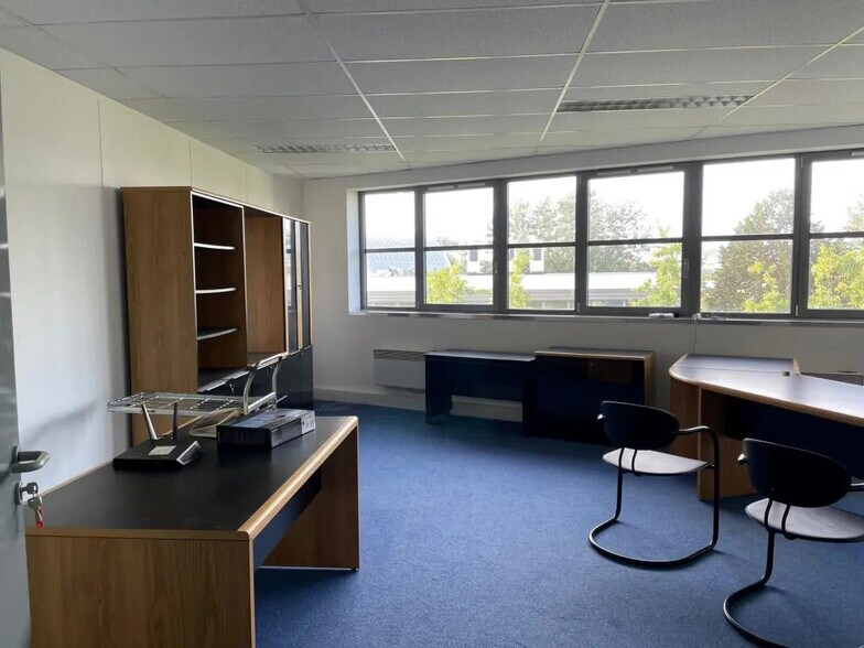 Office in Poissy for lease - Interior Photo - Image 1 of 8